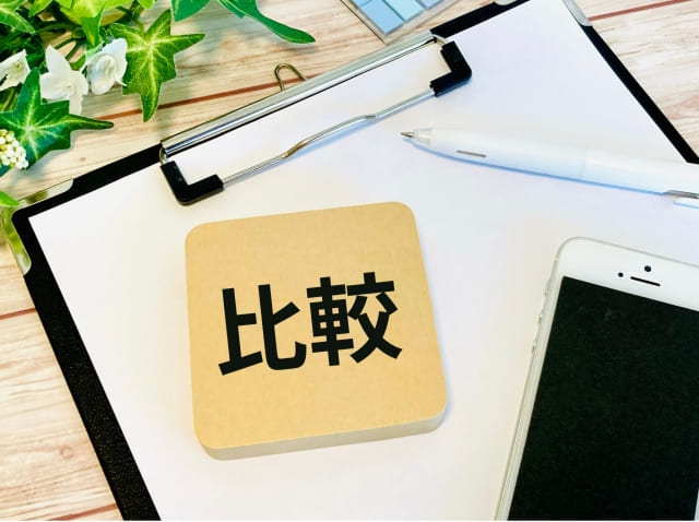 「比較」と印字された木のコースター