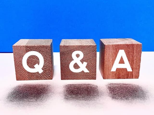「Q＆A」と印字された木のブロック