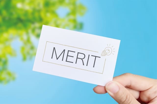 「MERIT」と書かれたカードを持つ手